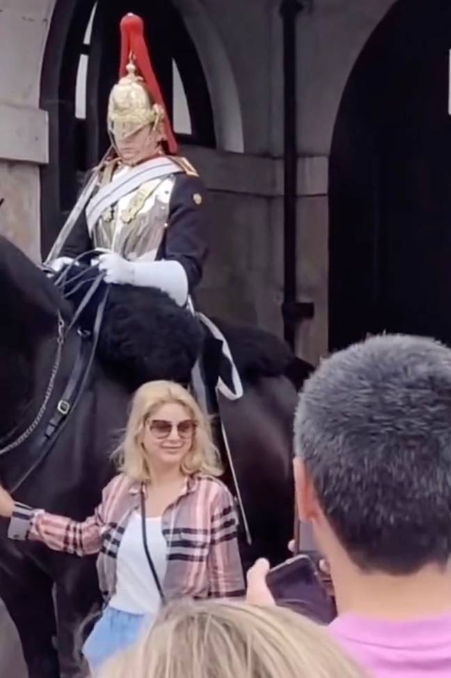那个女人试图和那匹马一起偷偷摸摸的照片。学分：tiktok/@phigs_