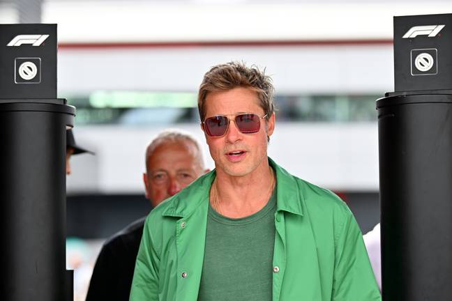 布拉德·皮特（Brad Pitt）与其他F1司机一起融合在一起，他走上了Sliverstone的赛道。图片来源：Getty Images/Dan Mullan