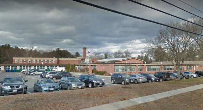 老师在马萨诸塞州朗梅多的沃尔夫沼泽路学校工作。图片来源：Google Maps