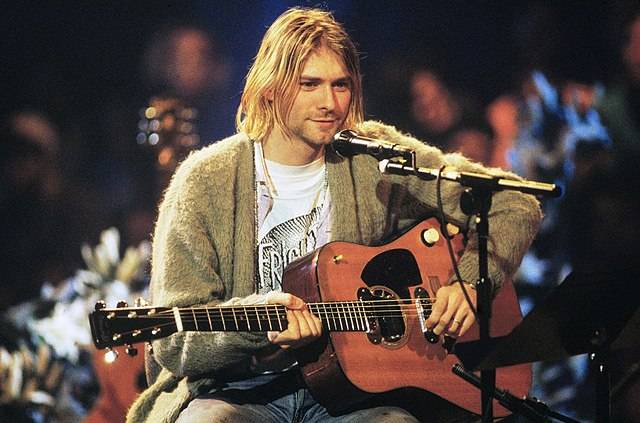 Nirvana的Kurt Cobain于1993年11月18日在纽约市的“ MTV Unplugged”录制。学分：Wikimedia