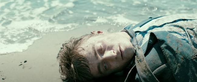 丹尼尔·拉德克利夫（Daniel Radcliffe）曾经扮演过一辆被洗过的“放屁尸体”。学分：A24