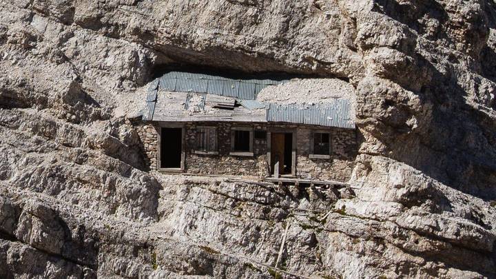 世界上最孤独的房子的奥秘被困在山的侧面