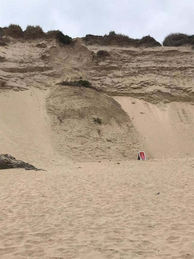克劳托克（Crantock）的沙丘之一于本周早些时候倒塌。学分：刘易斯·蒂姆森（Lewis Timson）/rnli