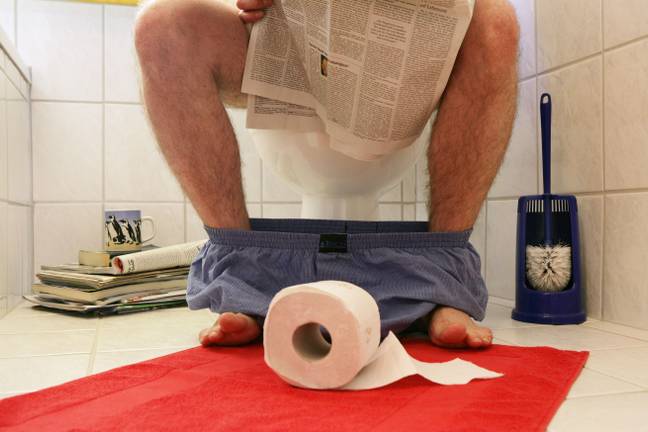 一个在三十年来没有坐在厕所上的男人对他在雷迪特的状况开放。图片来源：Jochen Tak / Alamy Stock Photo