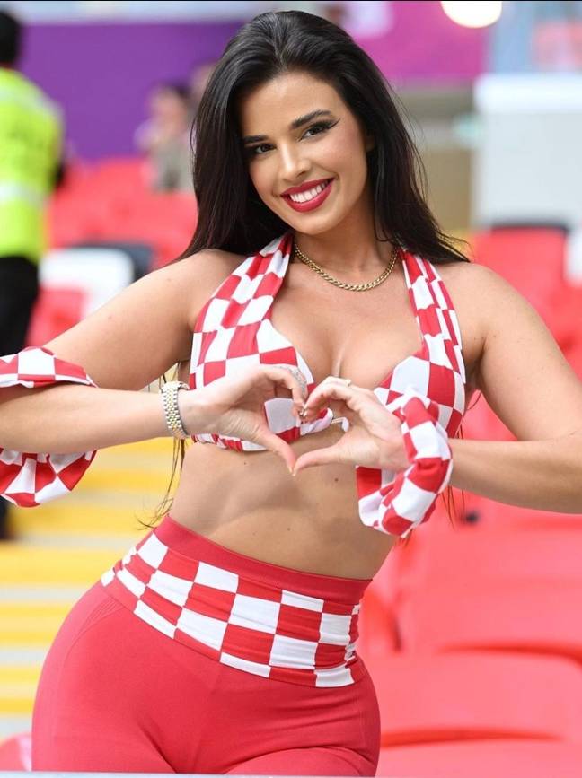 前克罗地亚小姐在世界杯上以她想在卡塔尔的身份打扮。学分：@knolldoll / instagram