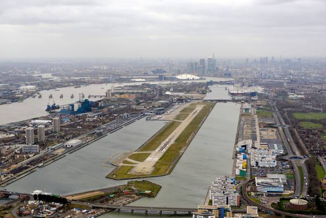 您将立即在伦敦城市机场通过队列。学分：委员会空气 /阿拉米库存照片