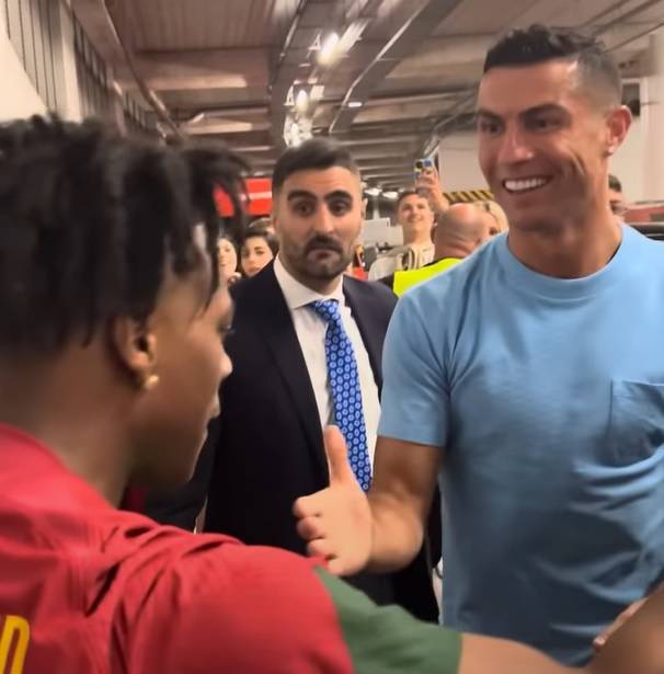 YouTuber和Ronaldo享受了会议，并进行了足球运动员的著名庆祝活动。学分：YouTube/Ishowspeed