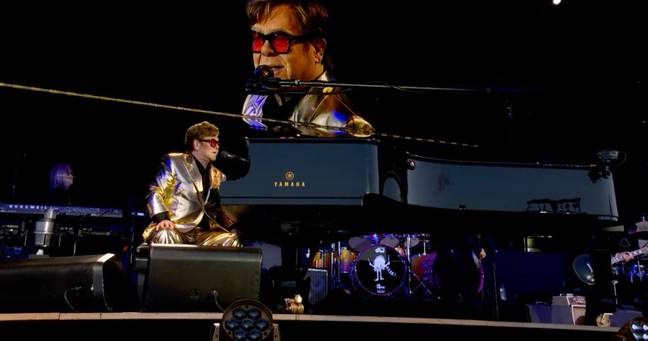埃尔顿·约翰（Elton John）在他的Glasto头条新闻上吸引了粉丝。学分：BBC
