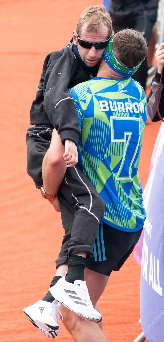 罗布·伯罗（Rob Burrow）最近在利兹马拉松比赛中以纪念他的身份进行了终点线。学分：PA