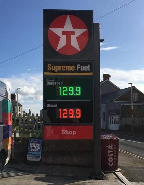 彭布罗克郡汽油站“在英国最便宜”。信用：威尔士新闻服务必威备用网