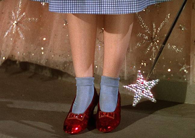 朱迪·加兰（Judy Garland）在拍摄《绿野仙踪》（The Wizard of Oz）时穿了四对红宝石拖鞋。信用：Loew's Inc.