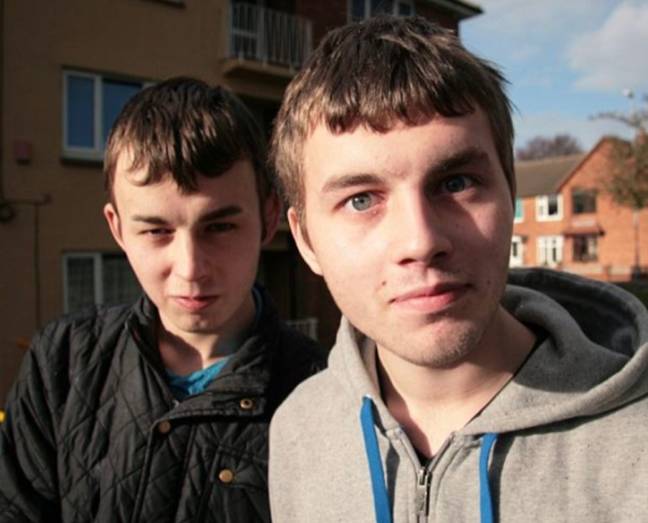 丹尼（右）和他的兄弟（左）在他们的房地产上进行了骚乱。信用：频道5