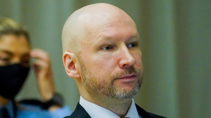 挪威恐怖分子安德斯·布雷维克（Anders Breivik）在假释听证会开始时向纳粹致敬