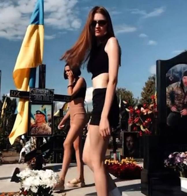 姐妹在基辅的一座公墓拍摄了视频。学分：CEN