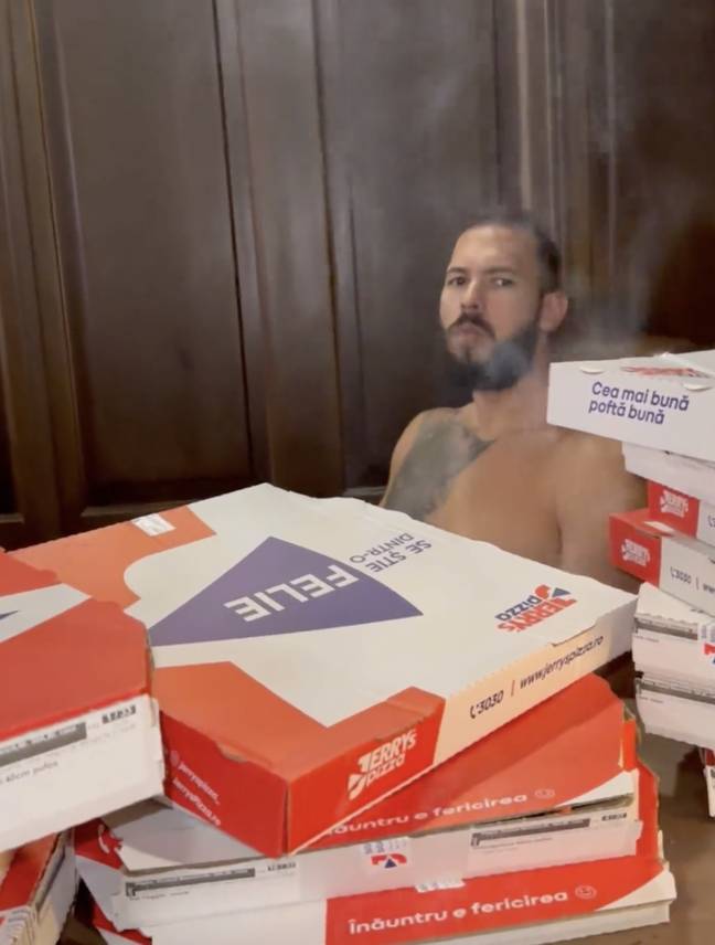 安德鲁·泰特（Andrew Tate）重新制作了他的披萨盒视频。学分：Twitter/@cobratate“loading=