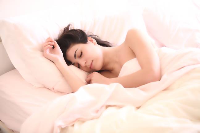 如果您确实在裸体中睡觉，则可能需要更定期地洗净床单。学分：pexels/pixabay