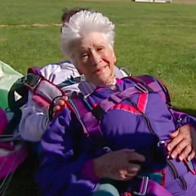 克莱尔·诺兰德（Clare Nowland）以她的热情终生而闻名，甚至在她80岁生日时就跳伞了。学分：ABC