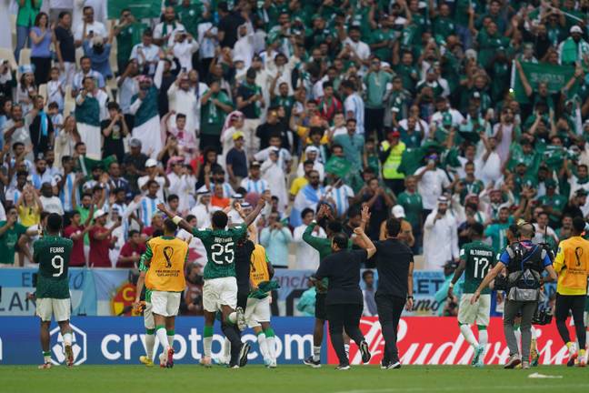 沙特阿拉伯的球员在2022年FIFA世界杯CATAR C组在Lusail体育场举行的2022年FIFA世界杯C组C之后，与球迷们庆祝获胜。学分：PX图像/Alamy。
