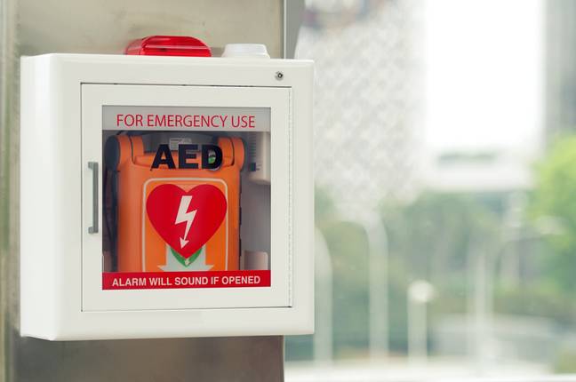 如果人们经历心脏病发作的症状，则应始终呼吁紧急服务。信用：Shutterstock