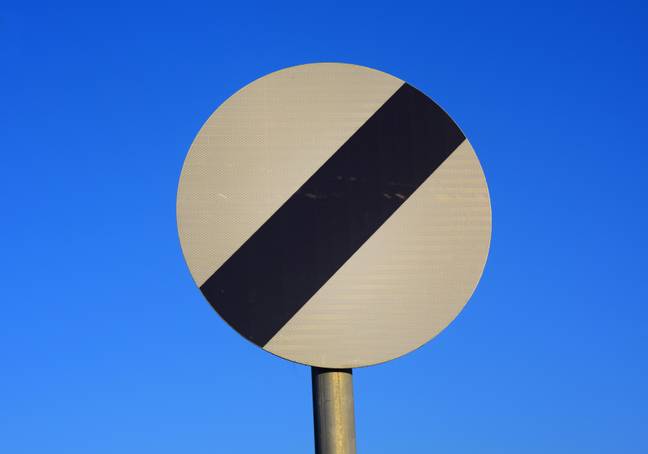 该标志表示国家速度限制。图片来源：Paul Ridsdale / Alamy Stock Photo