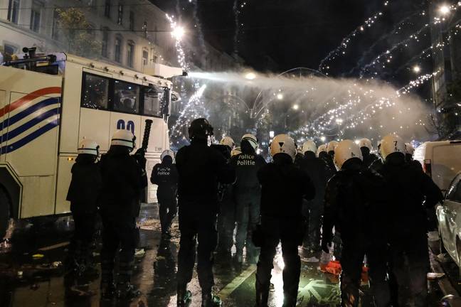 比利时和摩洛哥之间的卡塔尔2022年世界杯足球比赛之后，抗议者与防暴警察发生冲突。学分：Alexandros Michailidis / Alamy