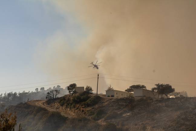 罗德岛岛上的野火导致大量航班被取消。图片来源：通过盖蒂图片