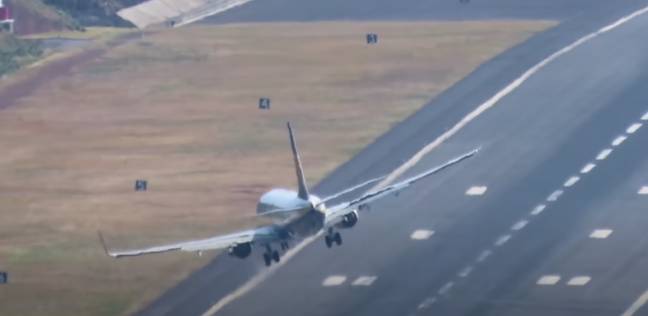 大风将飞机侧向拖动。学分：YouTube/Madeira Aviation