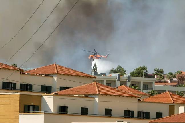 官员们试图解决大火。学分：Anadolu代理/Getty Images