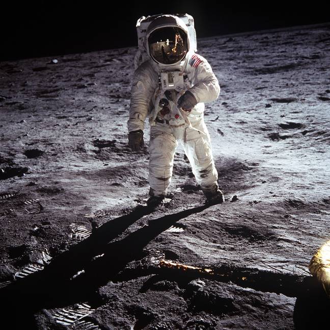 第一个问题是谁是第一个在月球上行走的人。图片来源：Pixabay“loading=