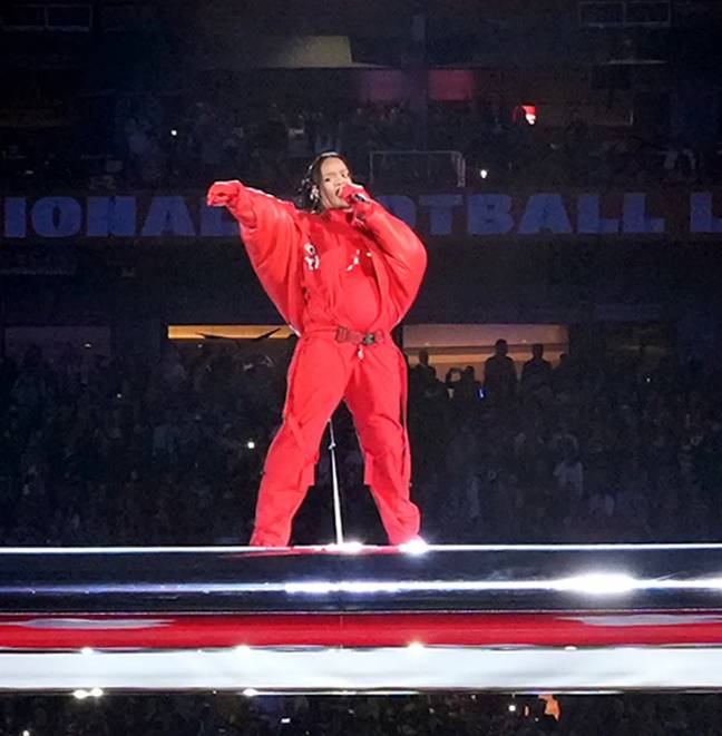 蕾哈娜（Rihanna）在超级碗比赛中的半场表演服装中看起来很标志性。信用：Twitter/MTV