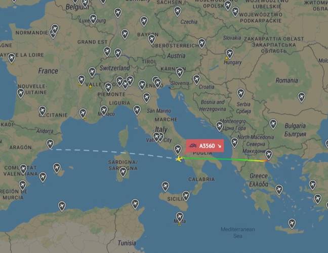 飞机在前往巴塞罗那的途中遇到了麻烦。信用：雷达盒