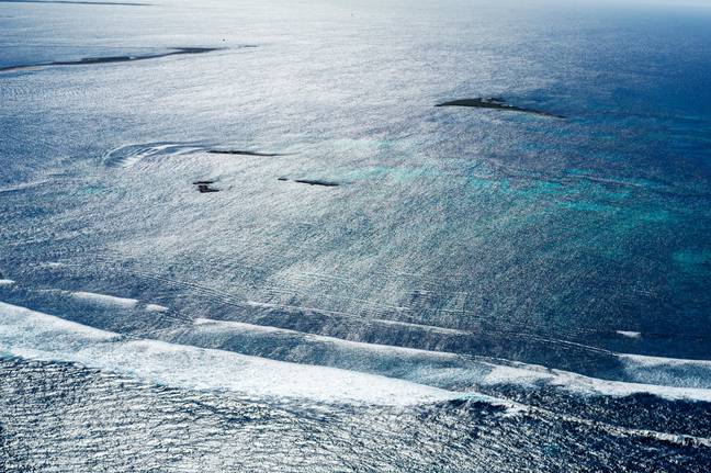幸存者在一连串的小岛上被卷起来。图片来源：Stewart Allen / Alamy Stock Photo