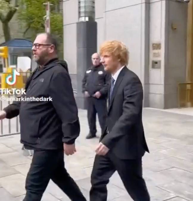埃德·希兰（Ed Sheeran）一定很高兴离开法院。信用：Twitter/@amarkinthedark