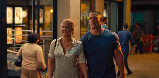 艾米·舒默（Amy Schumer）和约翰·塞纳（John Cena）在Trainwreck（2015）中有一个尴尬的性爱场面。信用：通用。