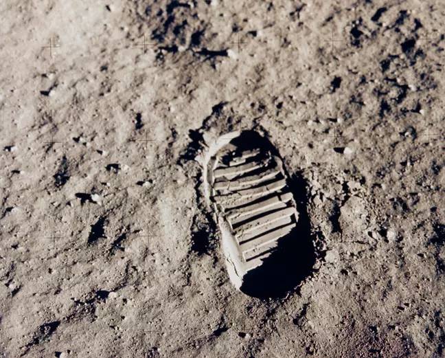 如果我们不降落在月球上，为什么我们的足迹在那里？图片来源：NASA图片 / Alamy Stock Photo
