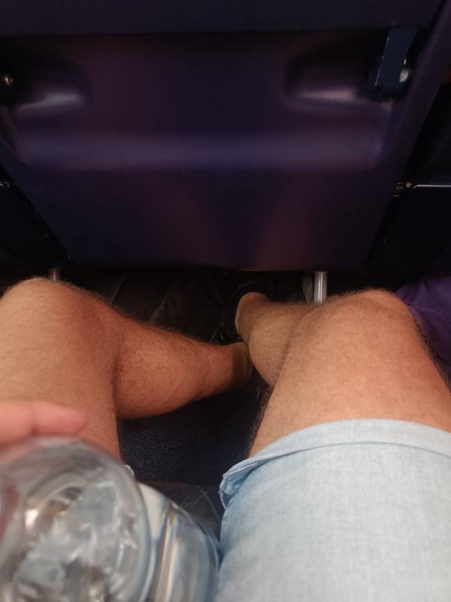 瑞安航空（Ryanair）的管理员再次对乘客抱怨缺乏腿部空间的顾客回应。学分：Twitter/@cholomemeone