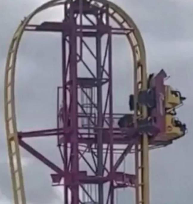 在埃塞克斯（Essex）的冒险岛主题公园（Adventure Island Theme Park）骑车的顶部，过山车骑手被困在72英尺的顶部。信用：Facebook/您的绍森德