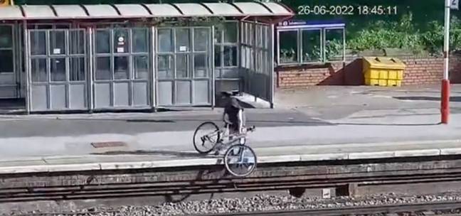 然后，第二个年轻人将自行车扔到轨道上。信用：网络铁路