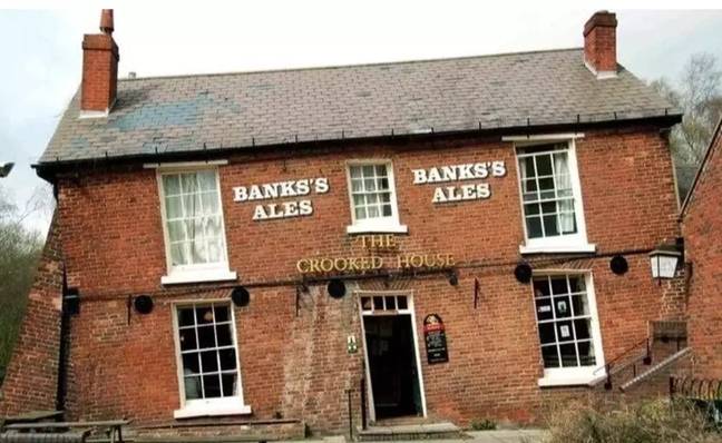 这座弯曲的房子被昵称为“英国的最醉酒酒吧”。图片来源：change.org/保罗·特纳（Paul Turner）