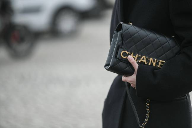 萨曼莎（Samantha）说，曾经最昂贵的购买是香奈儿（Chanel）手提包。学分：Alberto Grosescu/Alamy