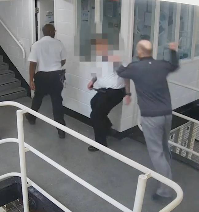 囚犯向狱警猛冲。图片来源：泰晤士河谷警察