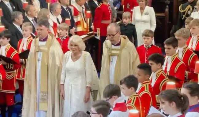 当卡米拉和查尔斯进入威斯敏斯特大教堂时，合唱团唱歌。信用：BBC新闻必威杯足球