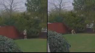 马拉松赛跑者在家庭门铃视频中抓到在陌生人花园里拿起便便“loading=