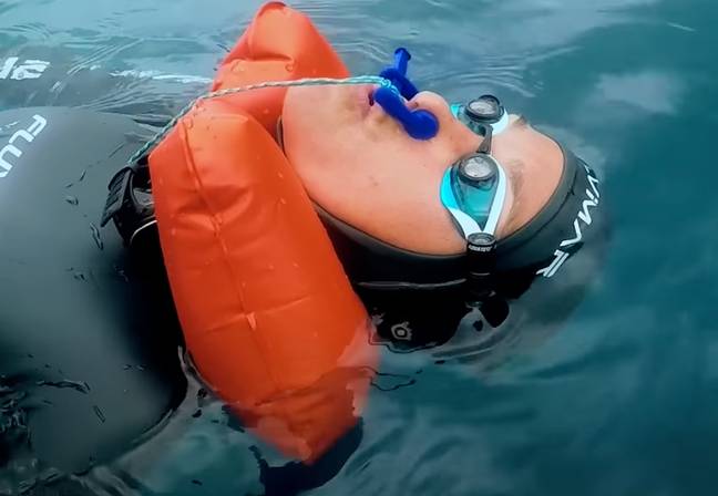 免费潜水员没有任何水肺装备可以帮助他们。学分：Netflix