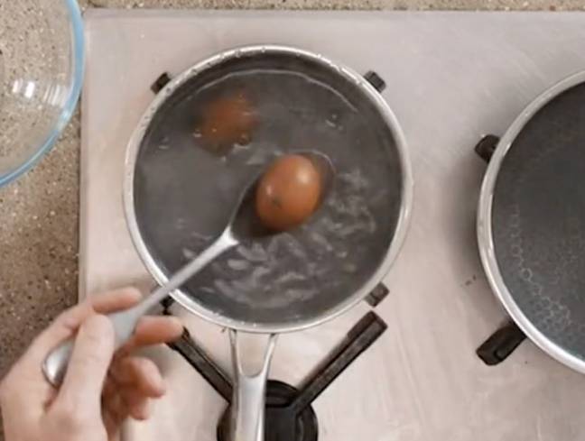 戈登·拉姆齐（Gordon Ramsay）建议煮鸡蛋6分钟。学分：tiktok/@gordonramsayofficial