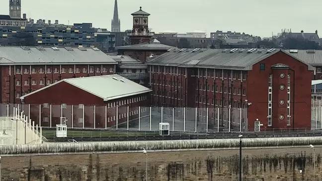 HMP Wakefield，监狱Maudsley被单独监禁在一个防弹玻璃牢房中。信用：频道5