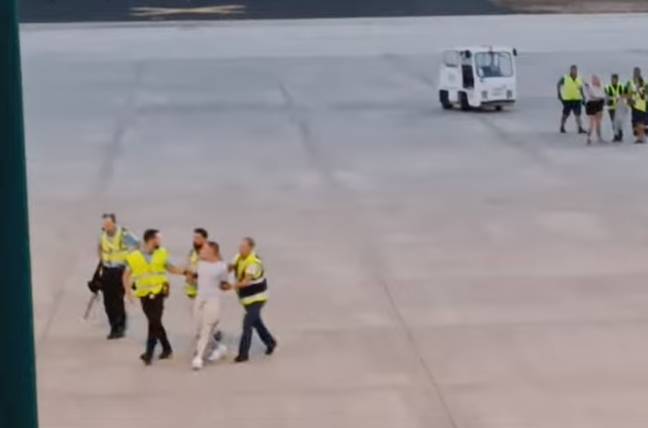 官员在乘客上使用了“电武器”。图片来源：YouTube /DiárioDenodícias -Madeira
