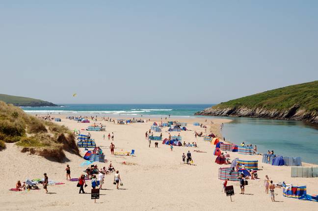 克兰托克海滩（Crantock Beach）在游客中非常受欢迎。学分：凯文·布里特兰（Kevin Britland/Alamy）股票照片