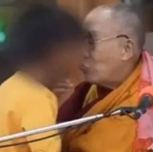 看到达赖喇嘛在印度北部的一次公共活动中亲吻一个男生。学分：Twitter/@joostbroekers