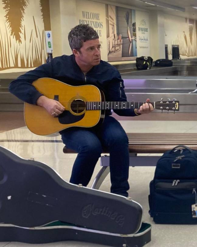 诺埃尔·加拉格尔（Noel Gallagher）拿出吉他在棕榈滩机场进行演出。学分：Instagram/@themightyi